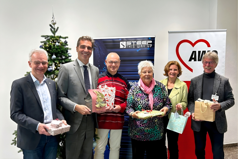 (v.l.n.r.): Franz Tümler und Ulrico Polic (Geschäftsführer Steep GmbH), Uwe Link und Marita Hilgers (AWO-Mieterinnen), Barbara König, Heinz-Willi Schäfer (Geschäftsführerin und Vorsitzender der AWO Bonn/Rhein-Sieg)