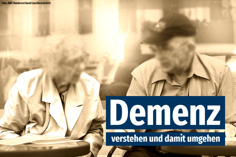 Ein älteres Paar, dass sich gegenseitig anschaut.